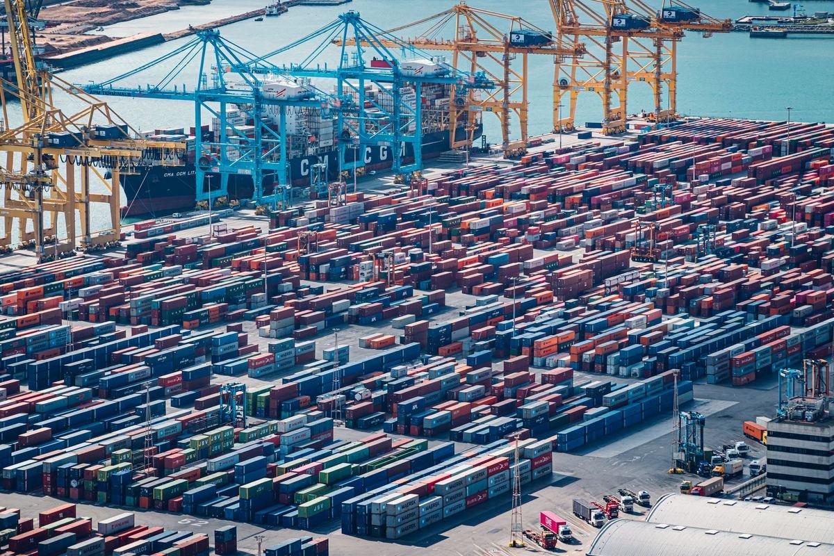 Container port with cranes